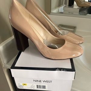 Beautiful beige patent leather heel! Never worn!